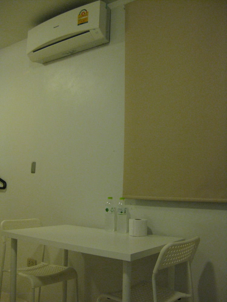 Rest 3 Vandrarhem Bangkok Exteriör bild